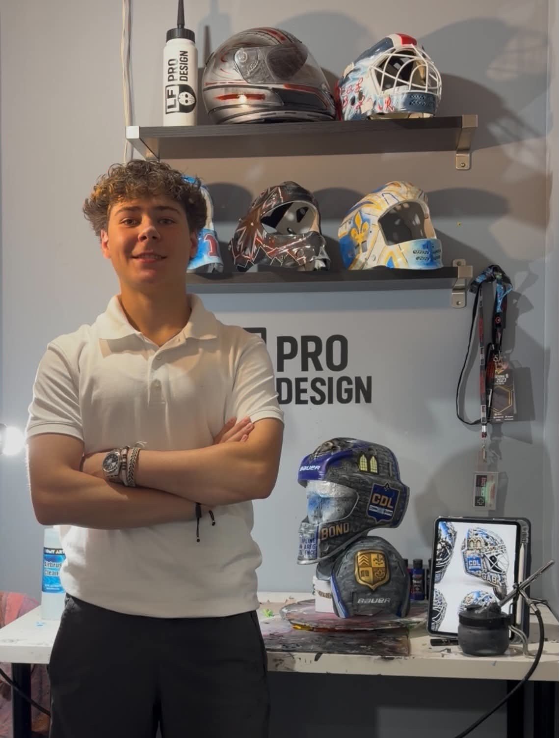 Loïc Fournel devant plusieurs casques personnalisés